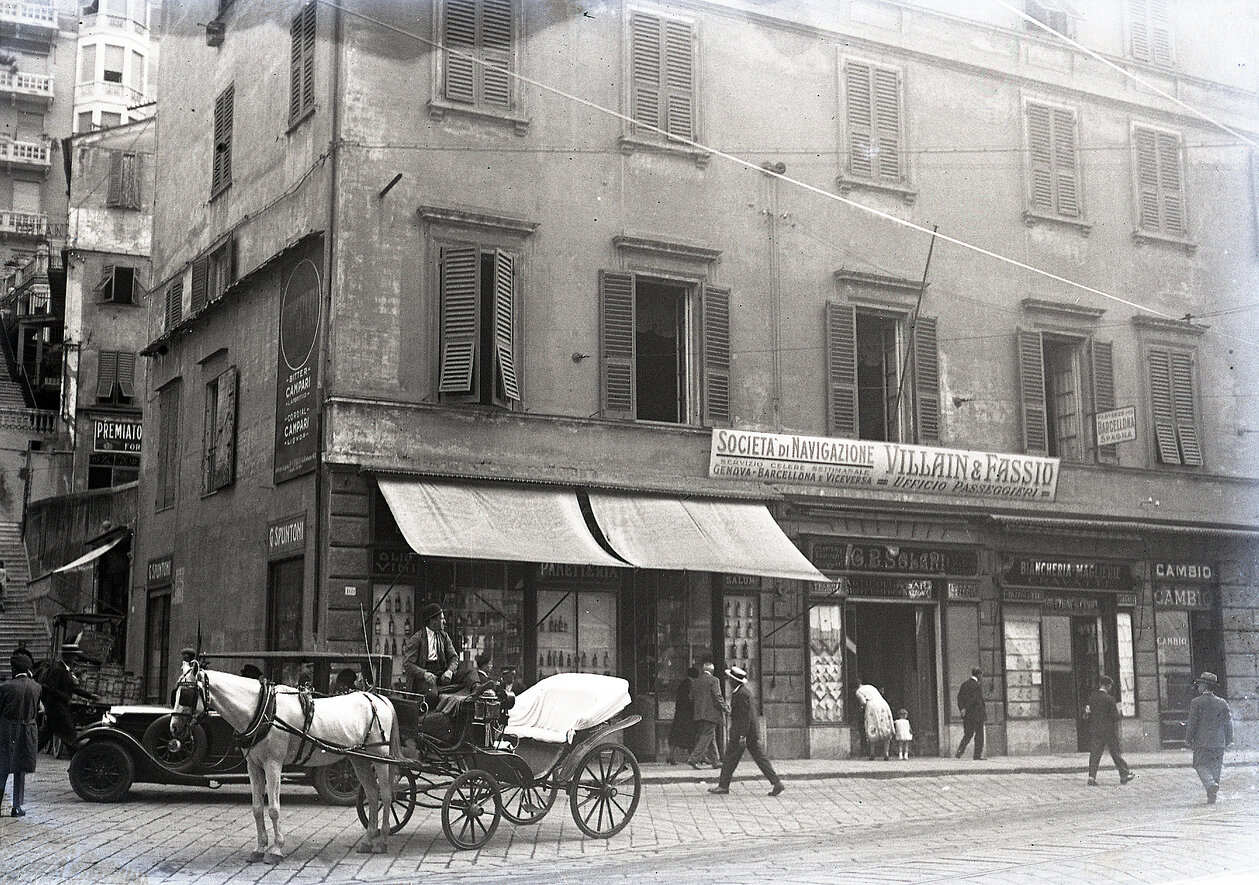 neg. n°9139 Via Balbi Botteghe 2 agosto 1928.jpg