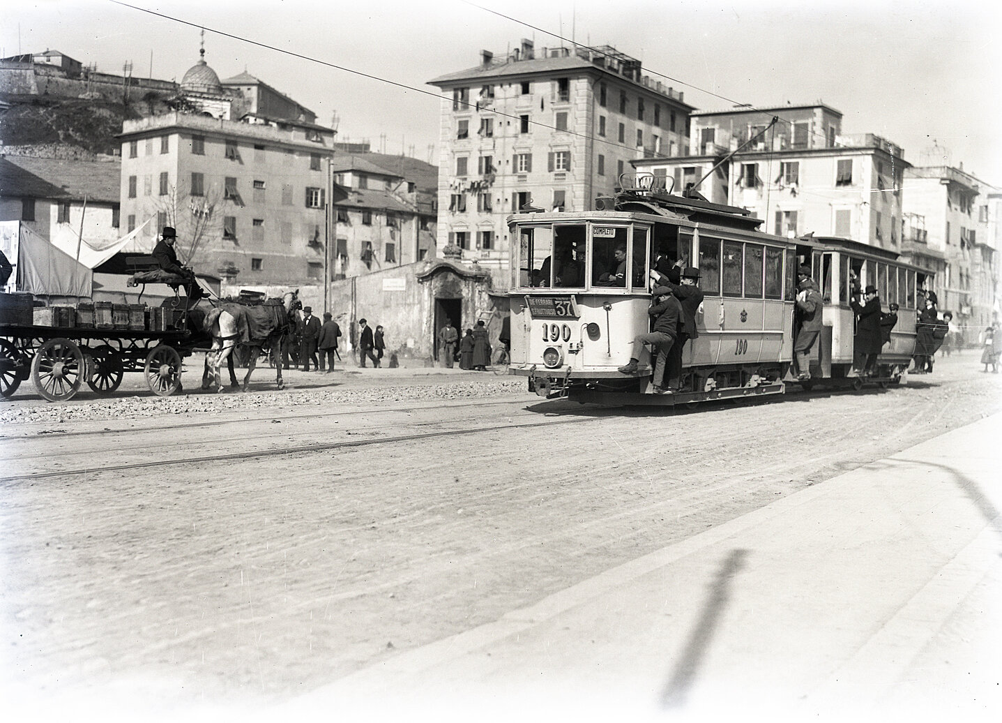 GEL 3-19 neg° 1212 Tram elettrici sovraccarichi in Via Canevari 27 febbraio 1918.jpg