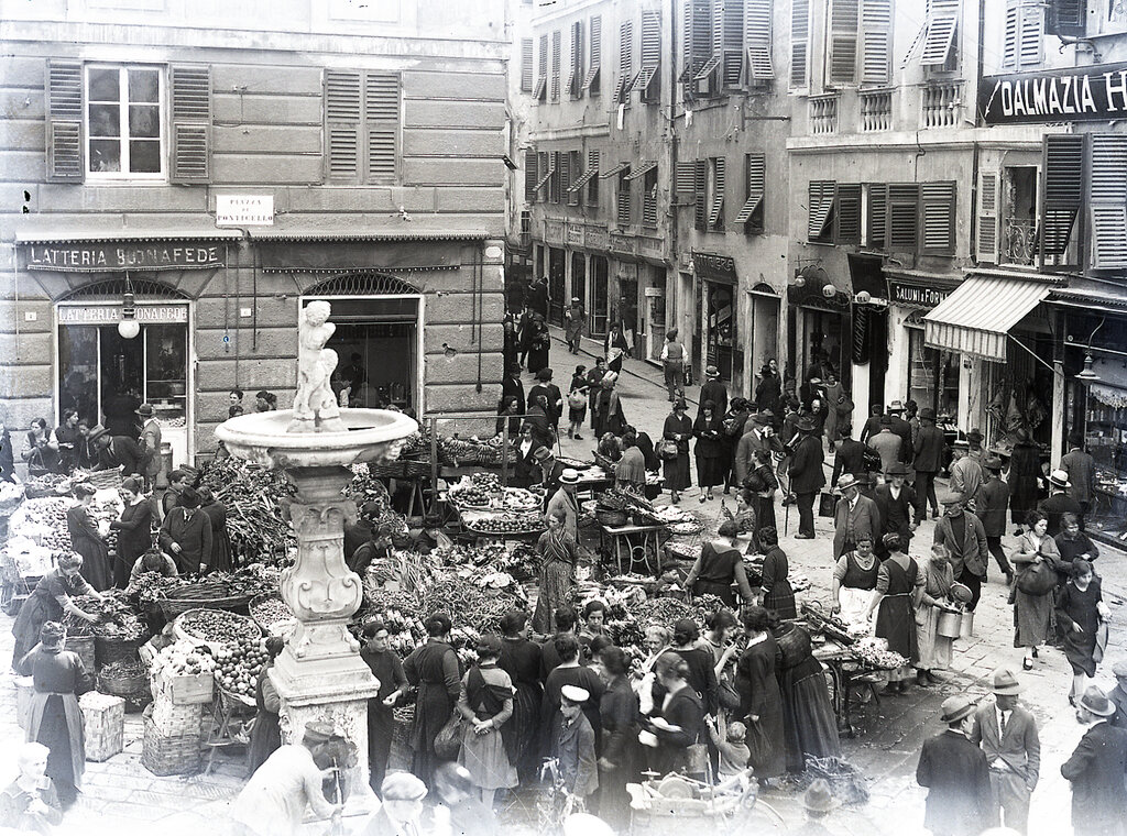 1-33 neg. n°8736 P.zza Ponticello nel 1922 coll mercato 27 maggio 1928.jpg