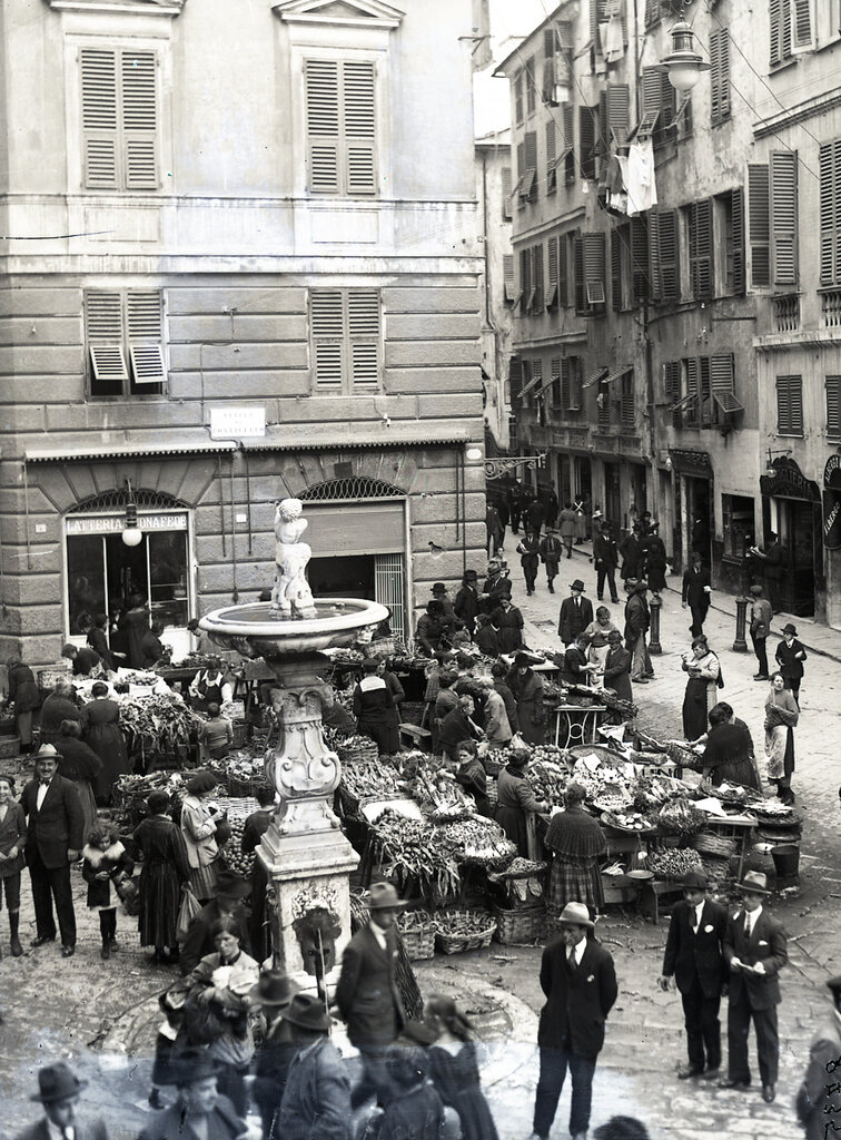 1-32 neg. n°8735 P.zza Ponticello nell'anno 1922 al mercato mattutino 27 maggio 1928_1.jpg