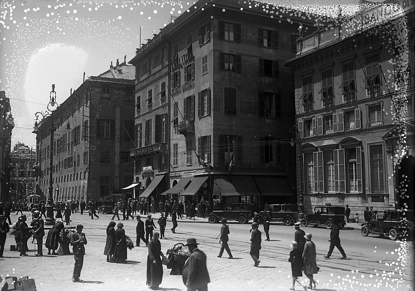 negativo n° 8890 Piazza De Ferrari. Palazzo del secolo XIX - 11 giugno 1928.jpg