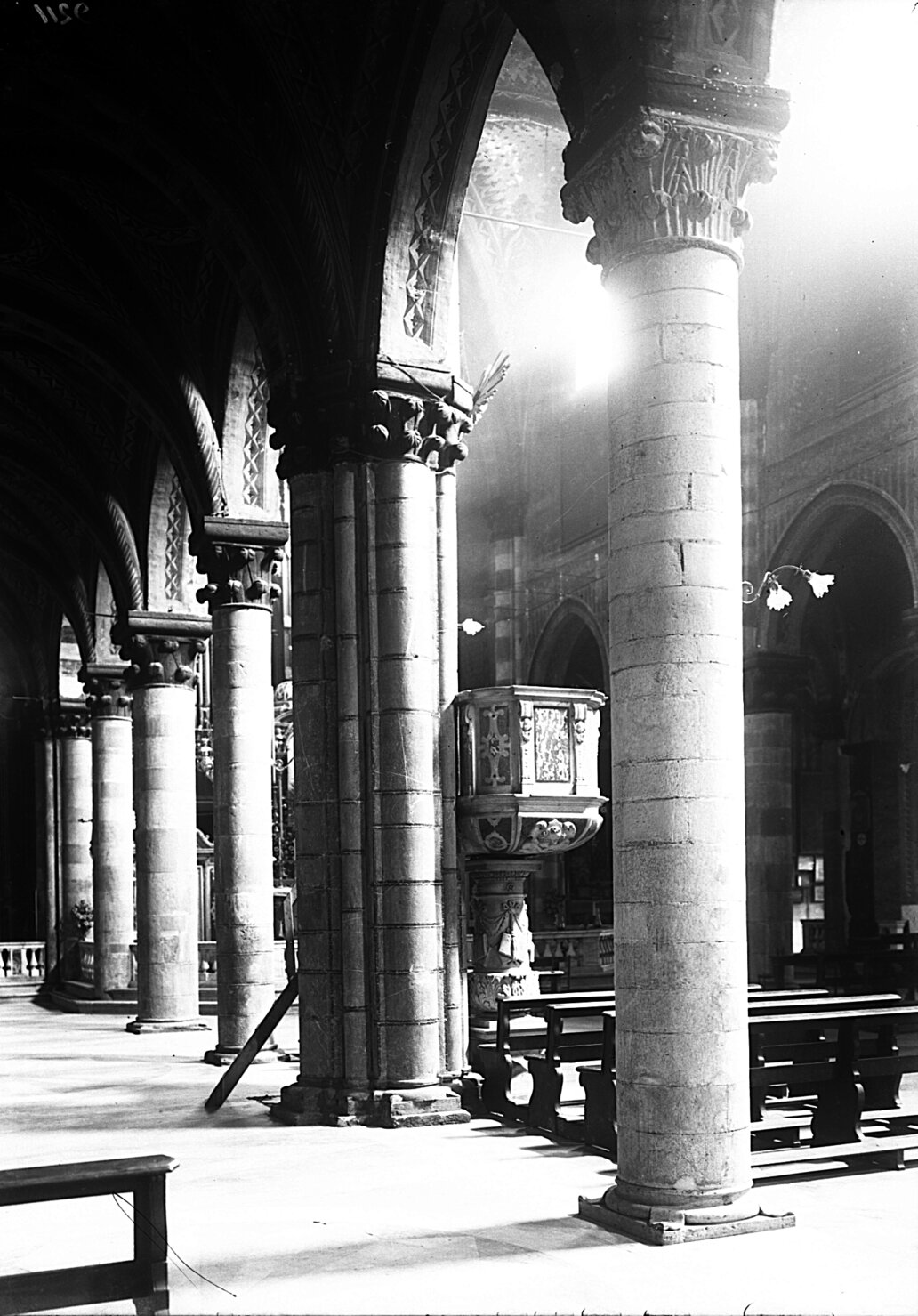 9211 Chiesa del Carmine. Interno. Filare di colonne a destra. 24 agosto 1928.jpg