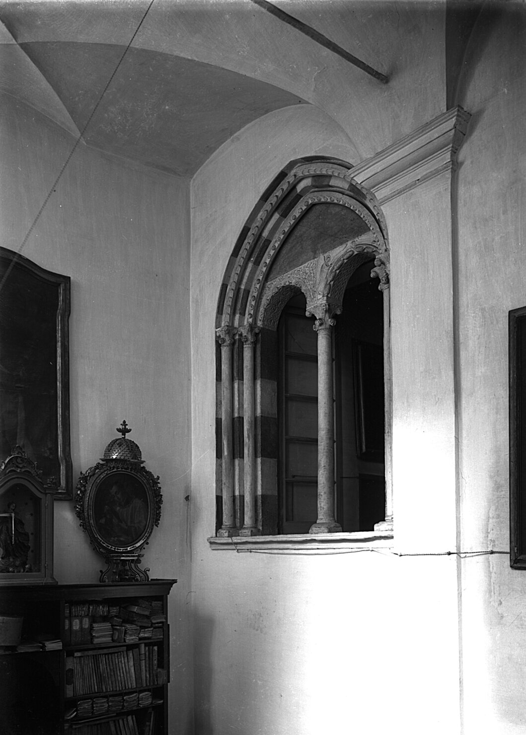 9214 Chiesa del Carmine. Interno. Finestra bifora sull'interno. 24 agosto 1928.jpg