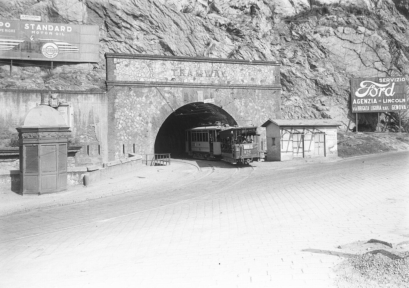 11387 Imbocco del tunnel tramviario da Sampierdarena 3 settembre 1929.jpg