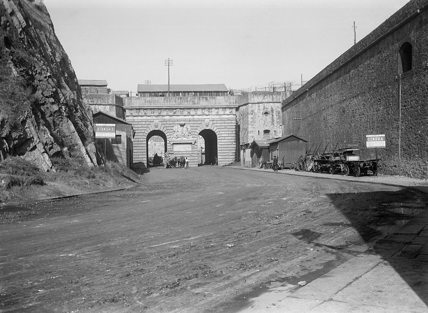 11386 Porta Lanterna e Via Lanterna vista da Ponente 3 settembre 1929.jpg