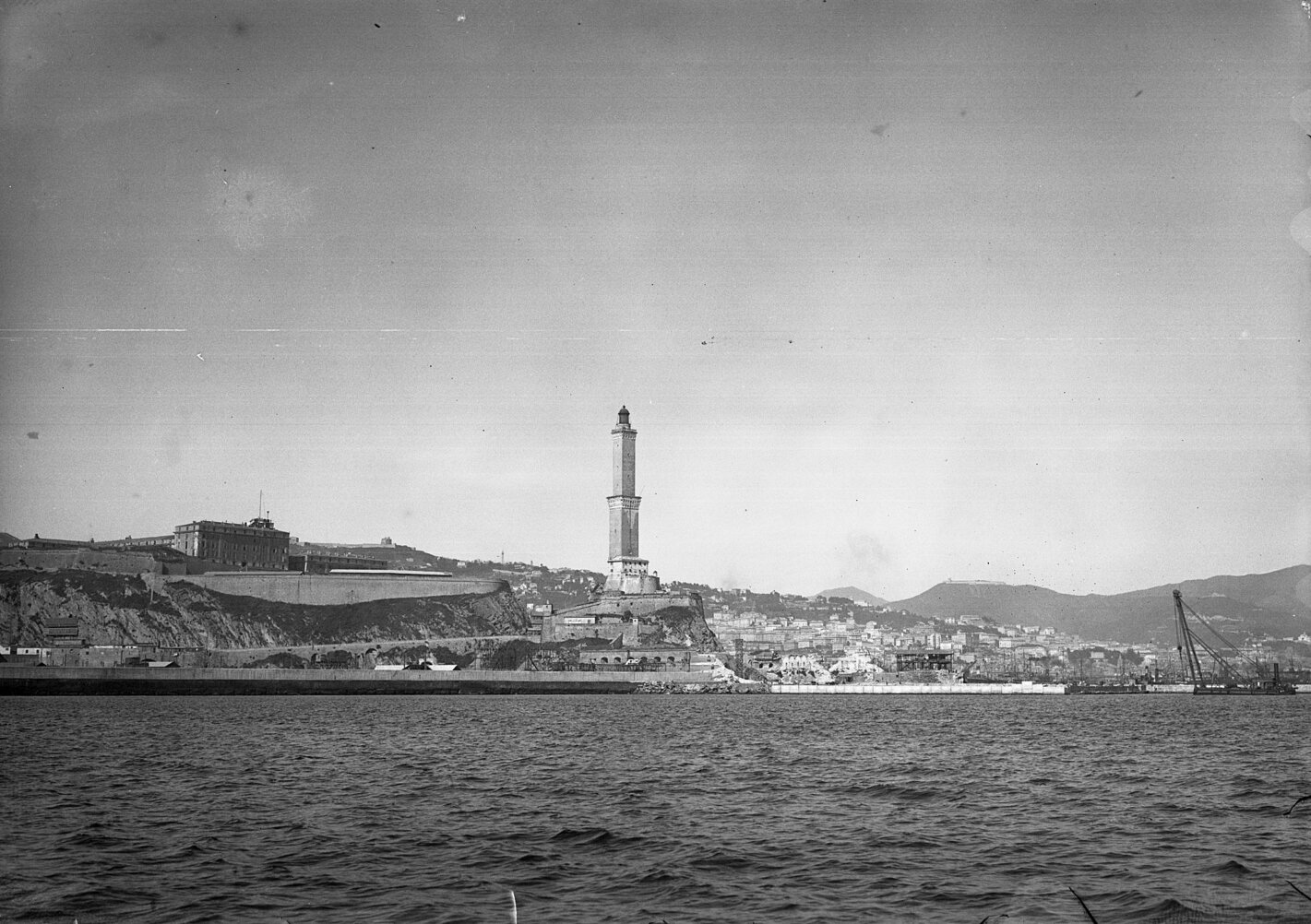 5462 Panorama di Genova La Lanterna vista dal mare 26 giugno 1926.jpg