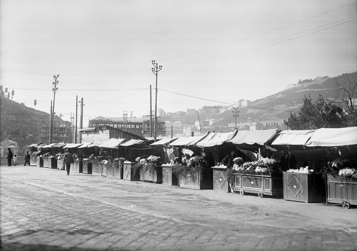 5186 - Mercato dei fiori a Staglieno. Grupo di casotti altra vista. 16 aprile 1926.jpg