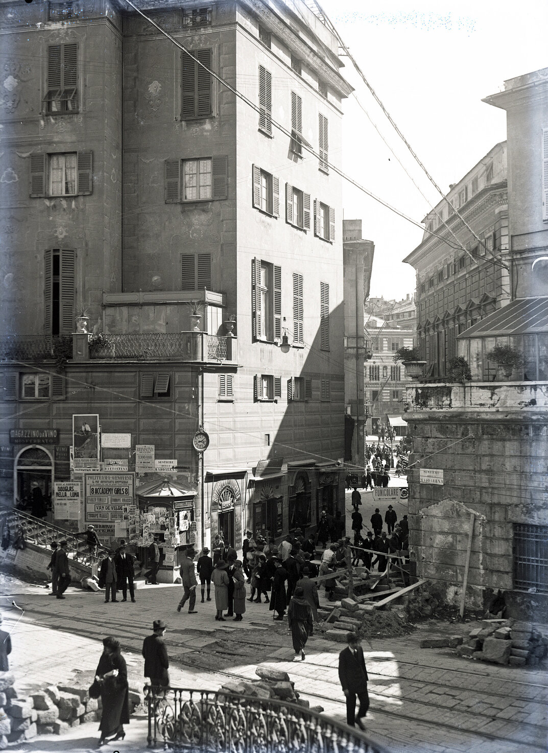2824 - Galleria Portello-Corvetto. Scalinata Battistini e Piazza Fontane Marose. 3 aprile 1923.jpg