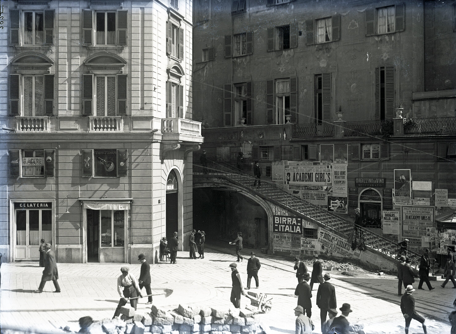 2825 - Galleria Portello-Corvetto. Scalinata Battistini e Palazzo Funicolare. 3 aprile 1923.jpg