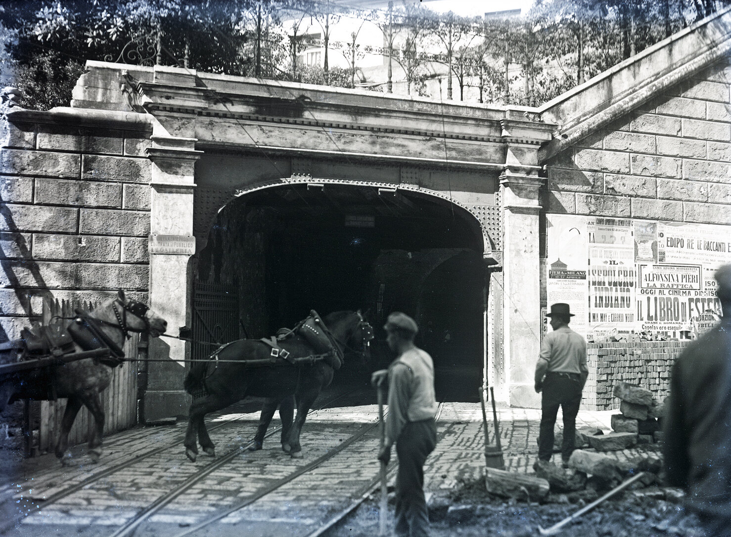2833 - Galleria Zecca-Portello. Trave armato imbocco al Portello. 10 aprile 1923.jpg