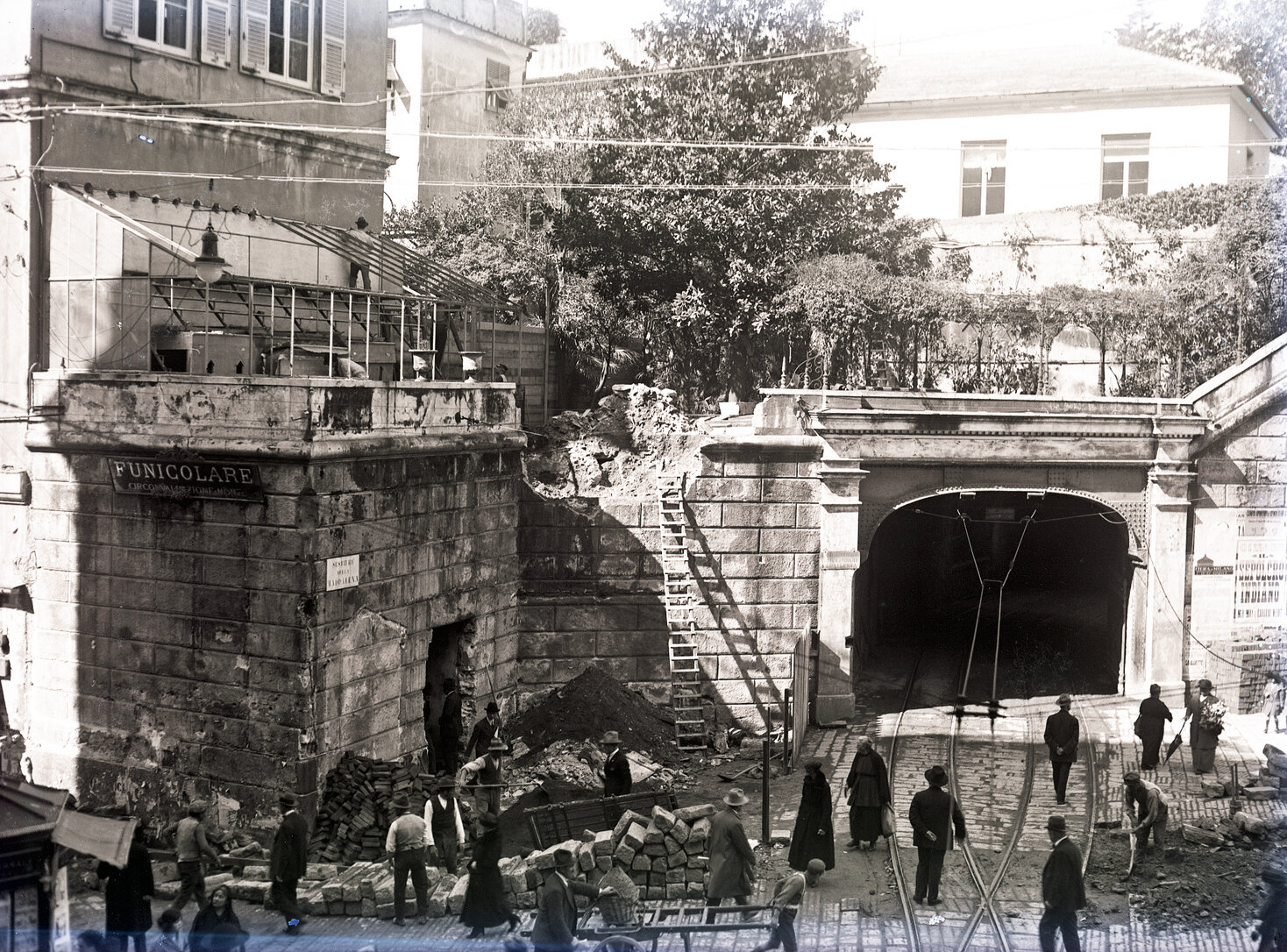 2835 - Galleria Zecca-Portello. Veduta dalla scalinata Battistine. 10 aprile 1923.jpg