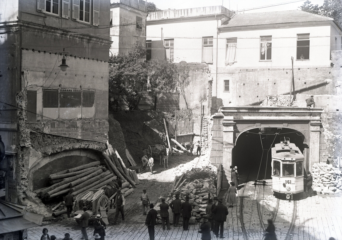 2930 - Galleria Zecca Portello. Durante la demolizione dell'arco dell'antica galleria. 16 maggio 1923.jpg