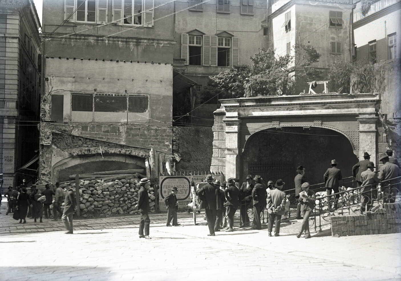 2932 - Galleria Zecca Portello. Demolizioni verso la via del Portello. 16 maggio 1923.jpg