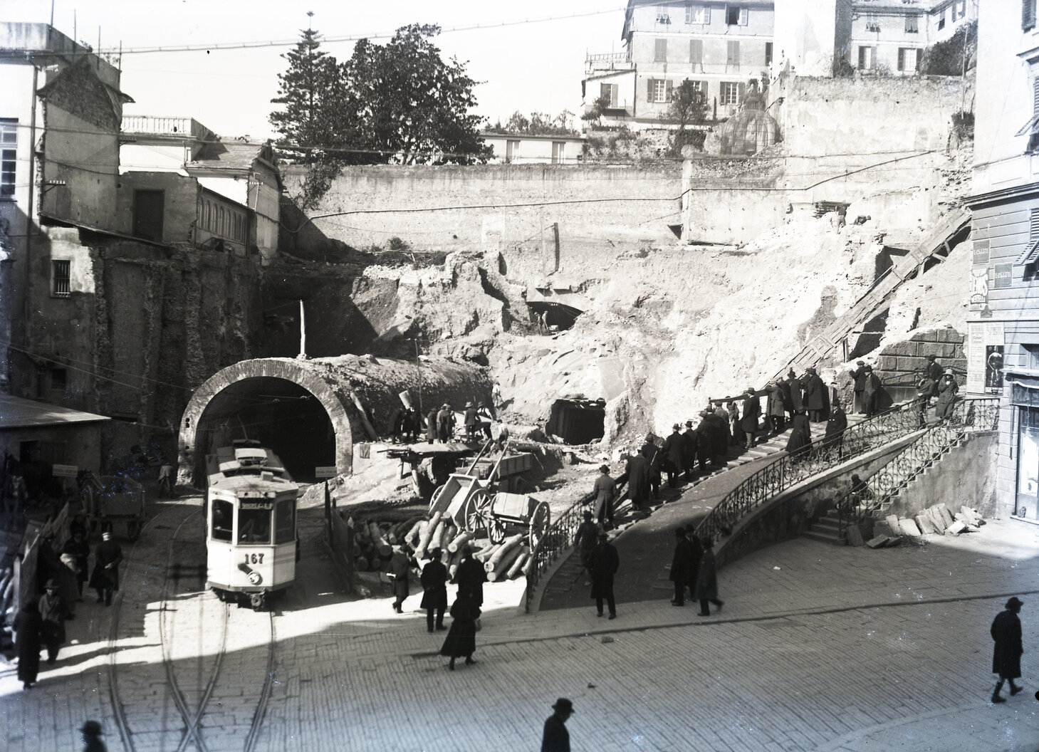 3334 - Galleria Zecca-Portello. Gli scavi al Portello scoprono appena il grande arco. 28 febbraio 1924.jpg