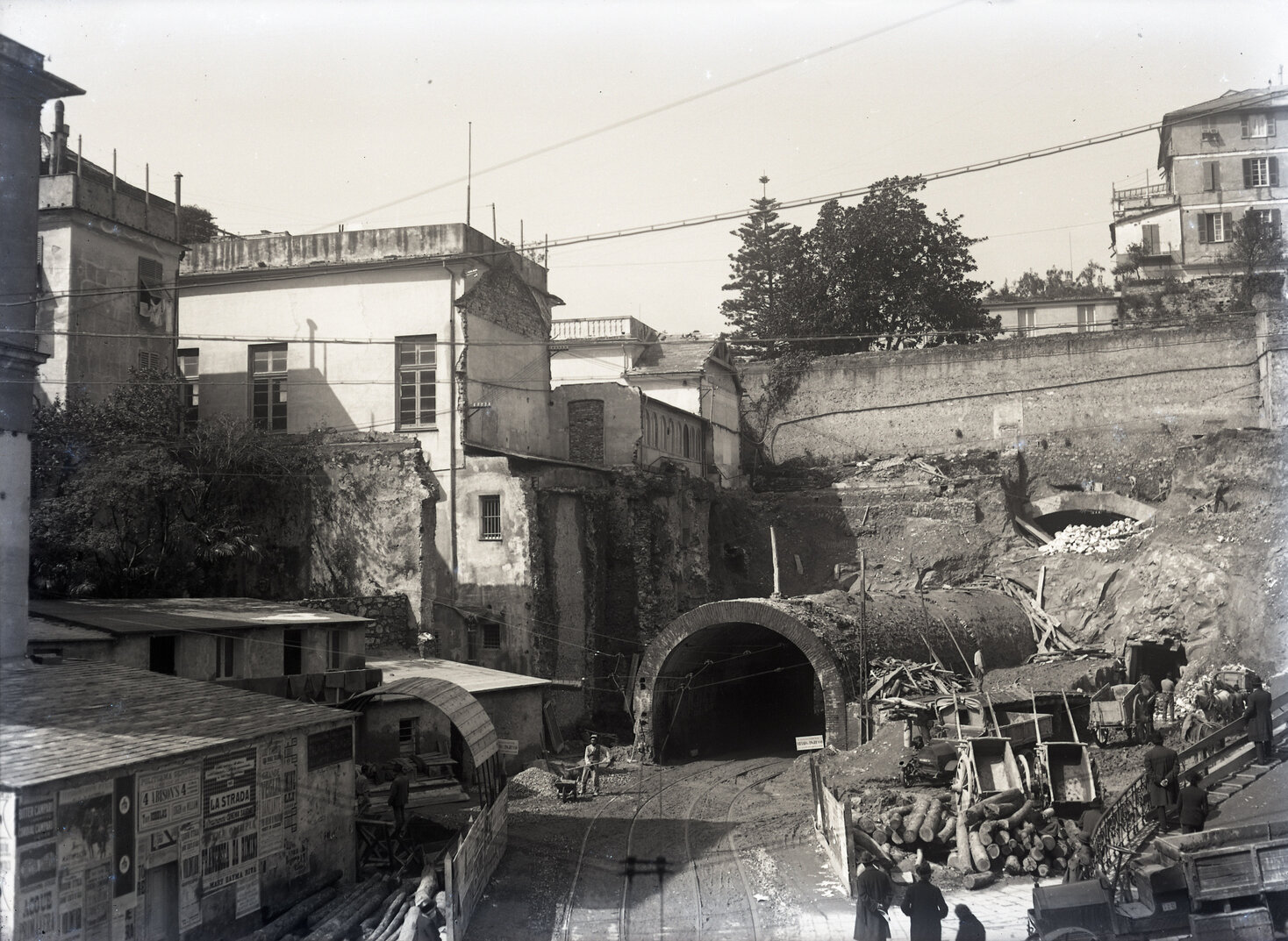 3407 - Galleria Zecca-Portello. Gli scavi al Portello. Si vede il nuovo arco IIediz. 28 marzo 1924.jpg