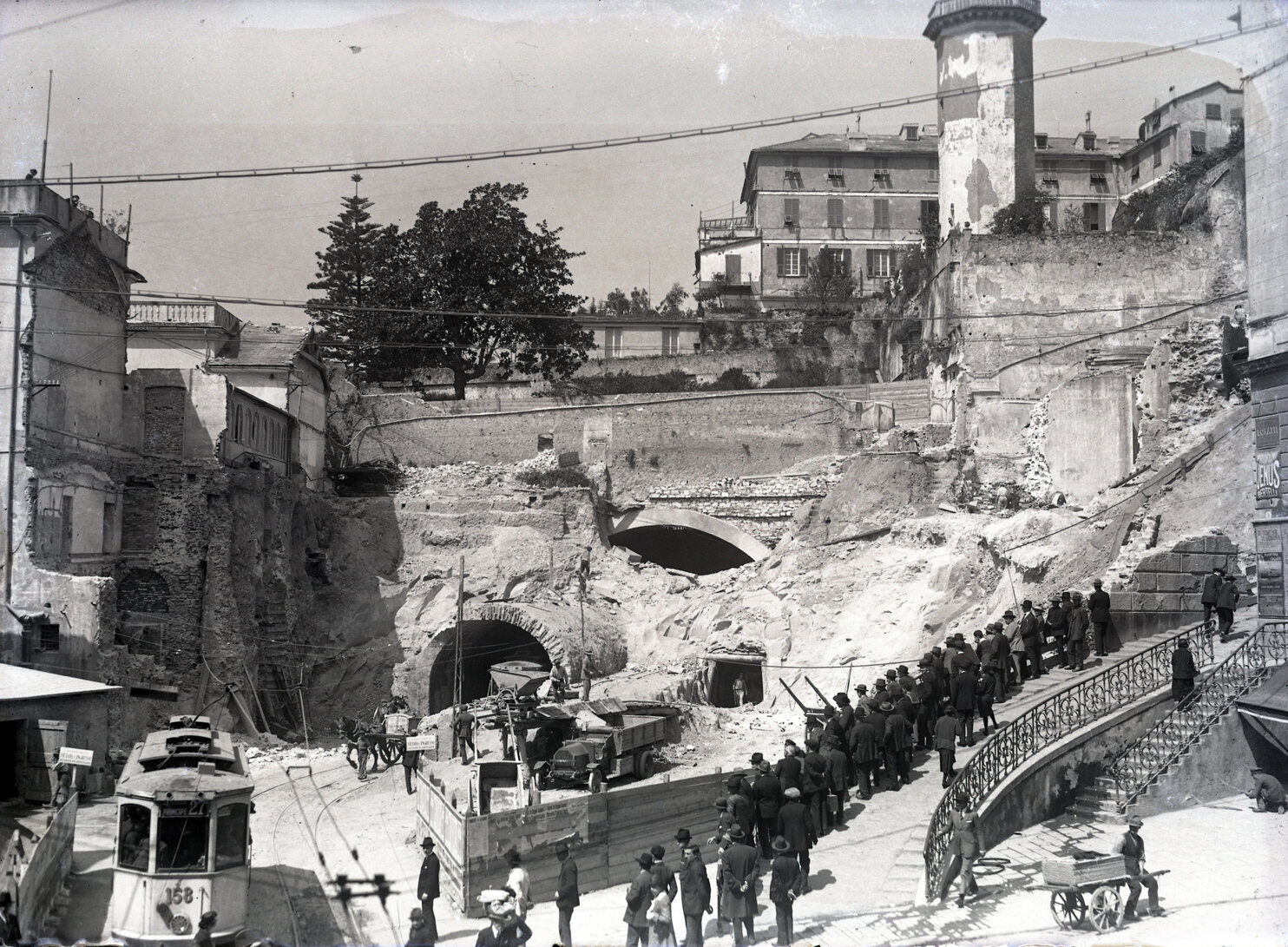 3487 - Galleria Zecca-Portello. Veduta lavori al Portello. Spunta arco galleria III. 25 aprile 1924.jpg