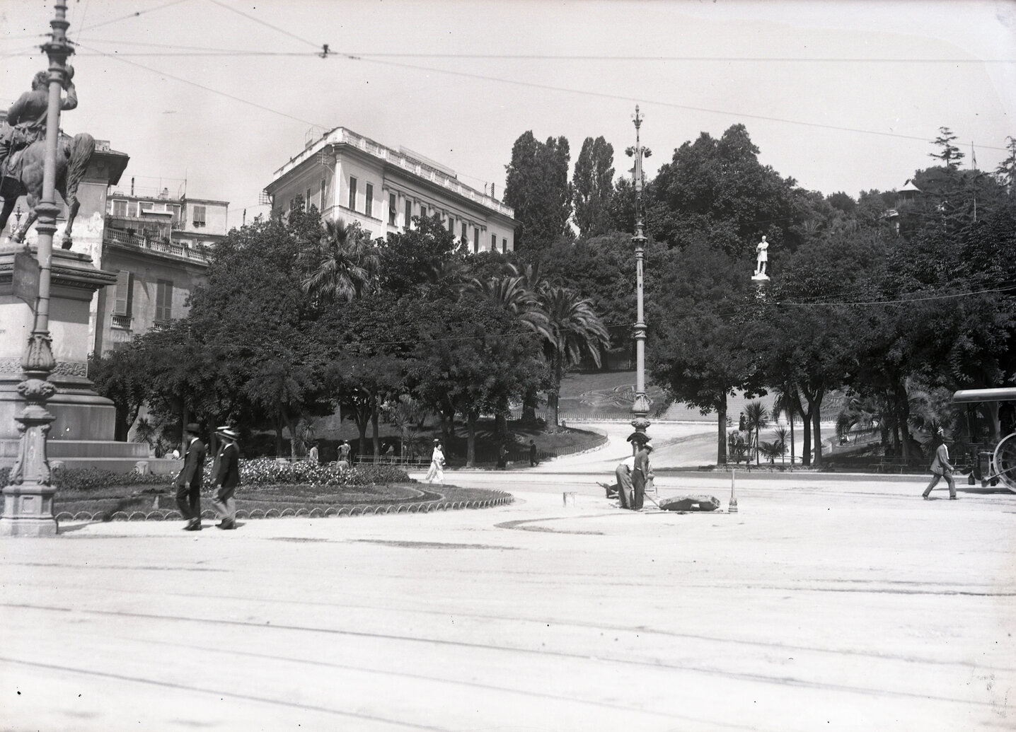 3630 - Galleria Portello-Corvetto. Veduta dal basso verso il monumento Mazzini. 12 luglio 1924.jpg