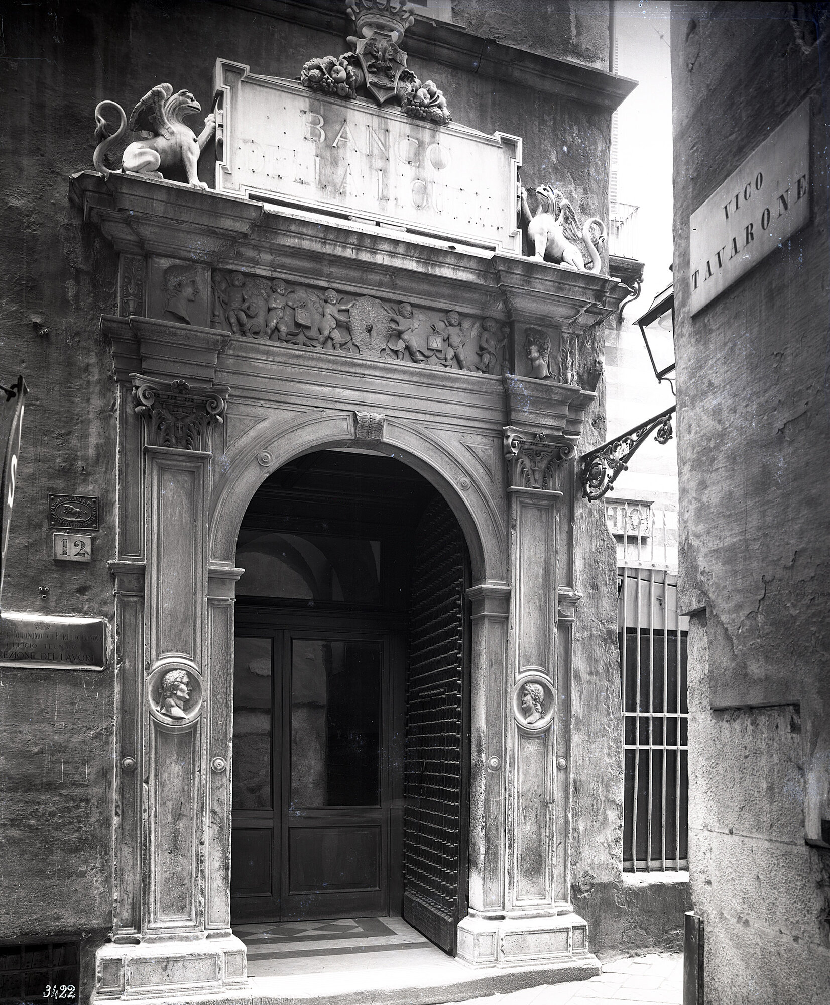 GEL 16-3 n° 7328 Paganini Palazzo Pagano D'Oria Portale dal Vico Tavarone.jpg