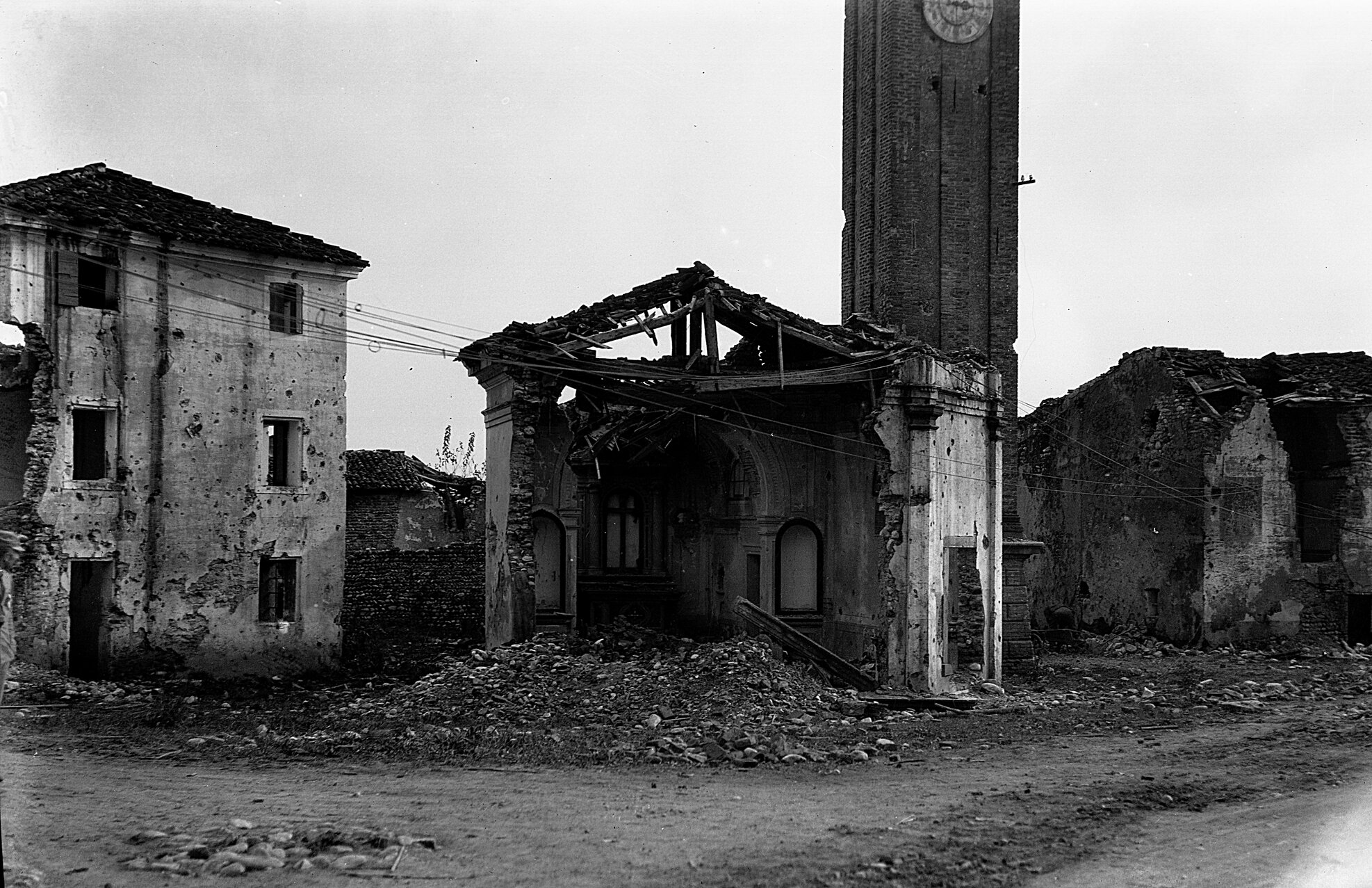 c51834 p. 9x15 in 13x18 4668.3 guerra 15.18 chiesa bombardata.tif