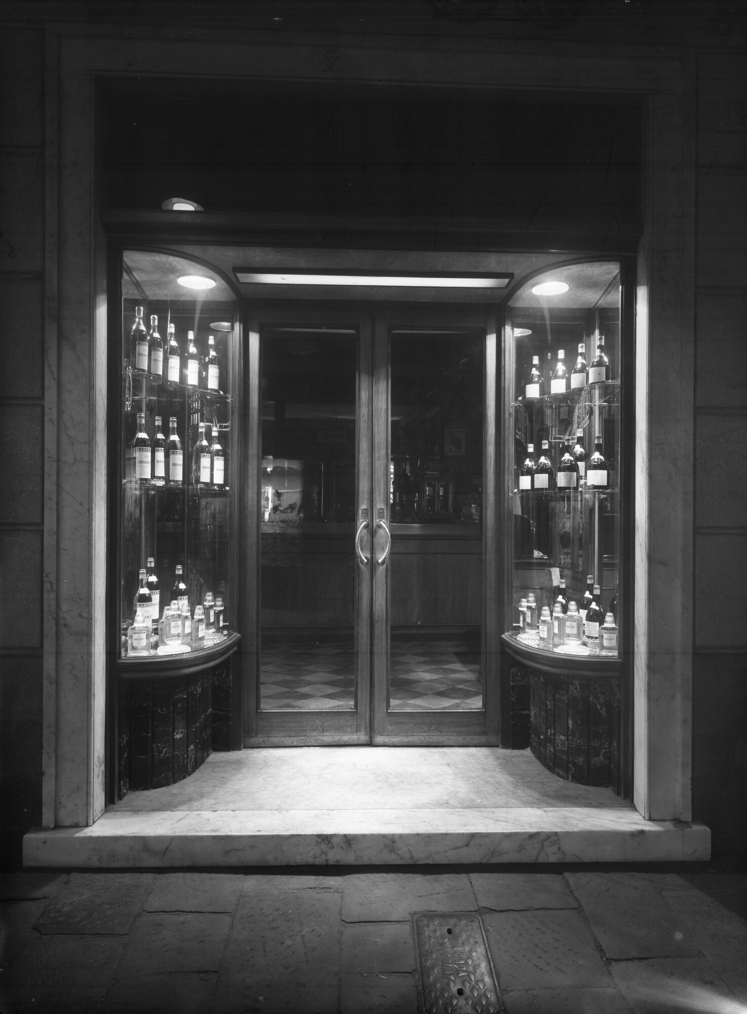 c27579 vetrina negozio romanengo via orefici 18x24 2402.1 dicembre 1956.tif