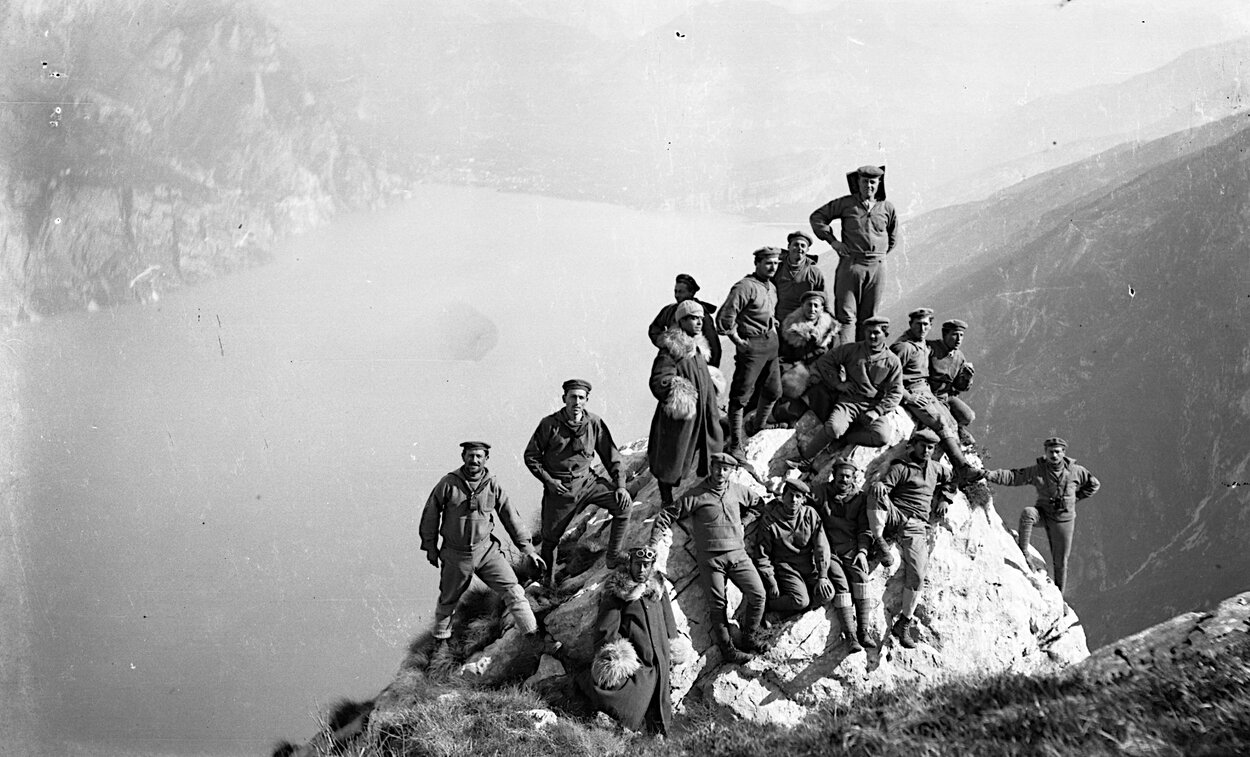 c51817 guerra 15 18 p. 9x15 4667.6.tif